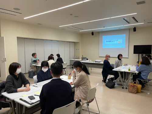 子供から大人まで、本を中心にさまざまな人が集まりつつある