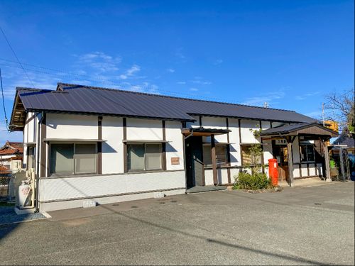 ＃さんちゃんちの外装。奥手はJR山陰本線三見駅入り口です。