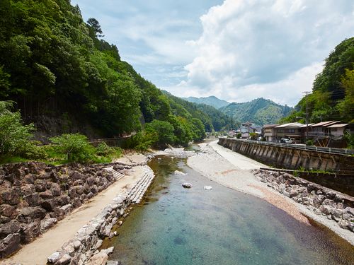 アユやアマゴ釣り川遊びで人気急上昇中！！ホテルの目の前を流れる清流「北山川」