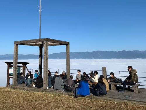 雲海を眼下に見ながらのミーティング