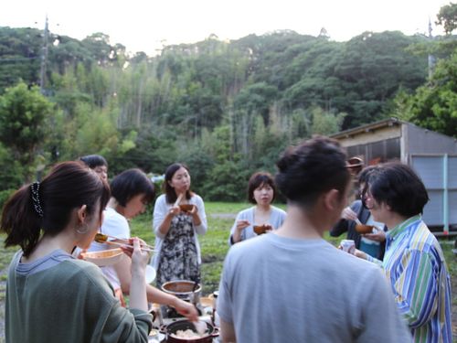 屋外で里山のなかでBBQしたり