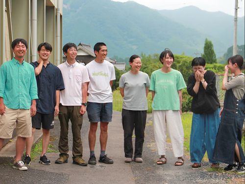 社員全員が移住者。20～40代のユニークな男女が地域に根差して様々な事業者を横断し新しい働き方に挑戦しています。