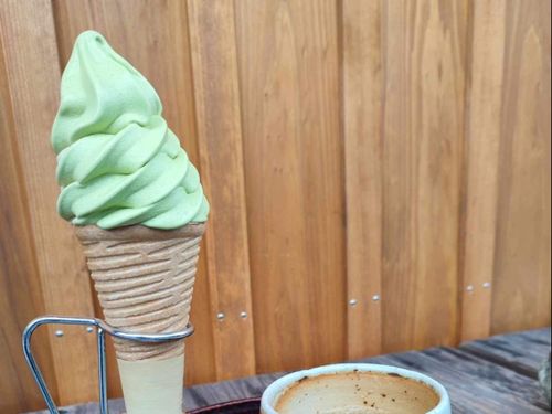直売所のお茶ソフトは大人気