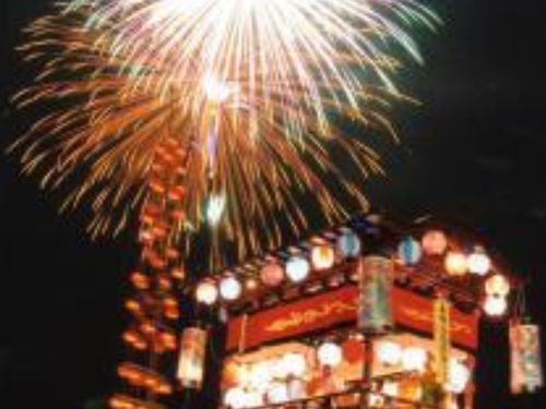 三重県を代表する大淀花火大会と祇園祭　たくさんの観光客も訪れます。