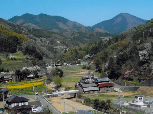 中山では山に囲まれ穏やかな風景が広がります。