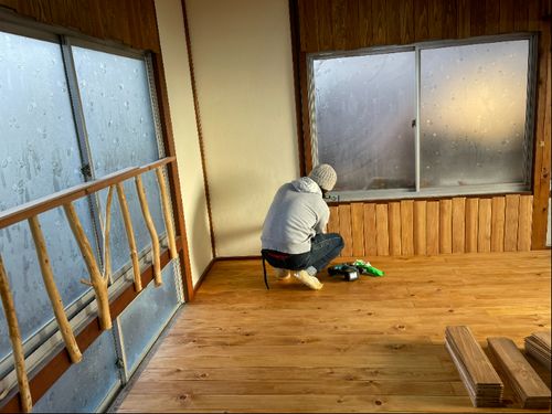 床に塗料を塗った後　温かい雰囲気の空間に