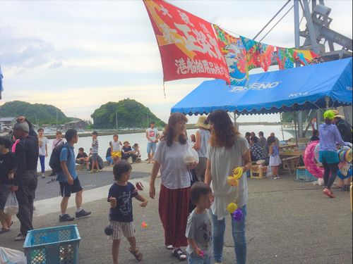 月1の竹野港海町マーケットには子どもも集まる