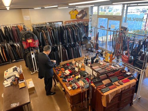 多種多様なレザー商品が並びます
