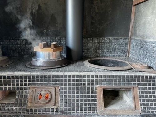 かまどを使ってみんなで料理も