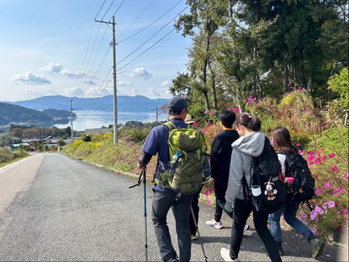 登山やトレイル、釣りを楽しむ人もいます。週末何かしらイベントをやっているような、賑やかなまちです。