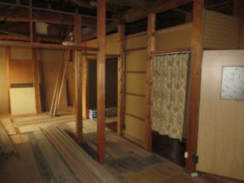 ちなみに2階もあり、同じく建築途中。DIYのやりがいがありますね！