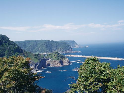太平洋にも面しており、リアス式海岸が広がります。