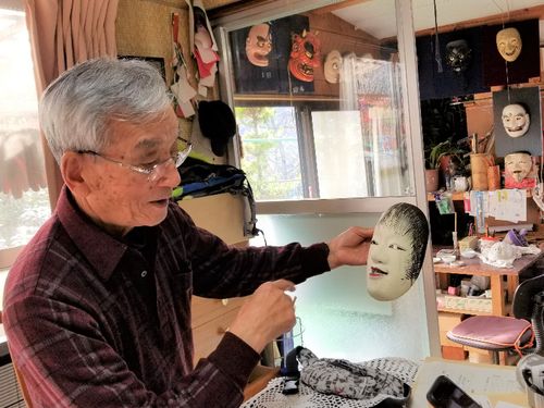我流で作っていた時の面を持って話す三鶴亀さん