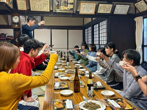 田植えの後の宴会の様子