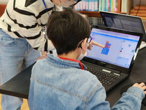 子ども向けプログラミング体験イベントの様子