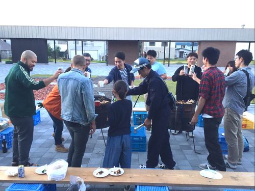 参加者には「やってみたいこと投票」リストに投票してもらい、得票数の多いものを実施。写真は得票数の多かったジンパ（ジンギスカンパーティー）の様子。