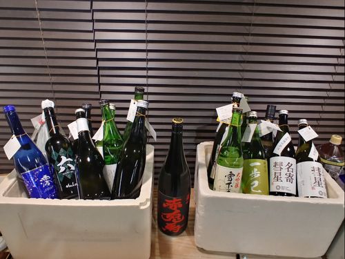 ちょっとした企画がある回も！人気の日本酒利き酒企画の様子。お酒はすべて参加者の持ち寄り。