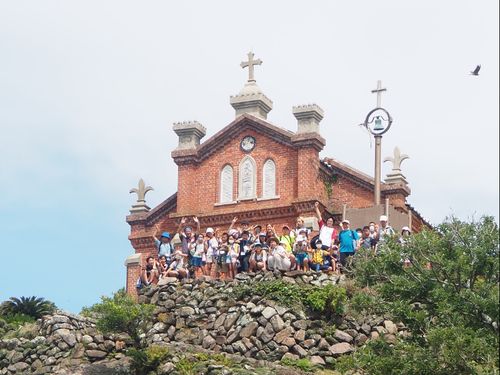 夏休みの子ども島旅事業。世界遺産の島で子ども達と集合写真！