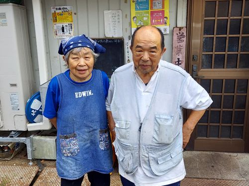 店主の青木ご夫妻。宝来飯店を50年間続けてこられました。