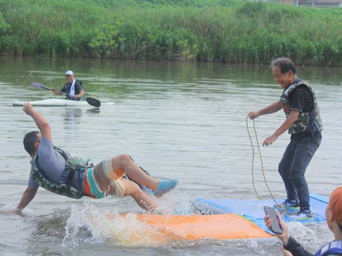 夏の日は川を使って水場運動会！