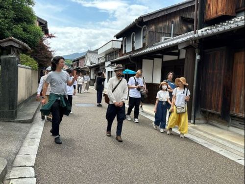 街並みをフィールドワークする参加者達