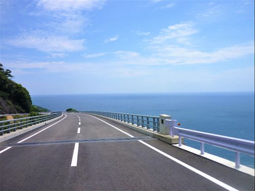 海に落ち込むロード（R448)