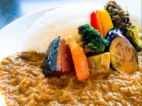 ２階のレストラン　本場仕込みのカレーが人気メニュー