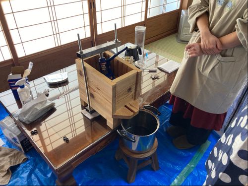 熟成した醤油絞り体験。できたて醤油の試食もできます