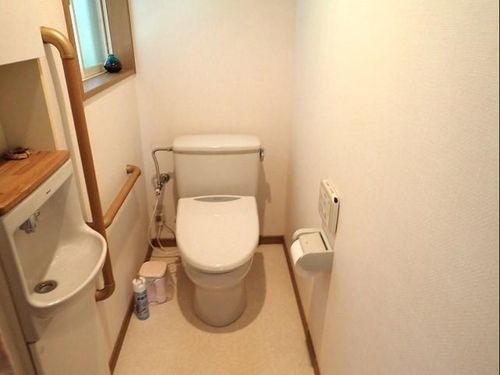 改修済みのお手洗い。ライトが自動でつきます。