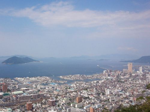 市街地と瀬戸内海
