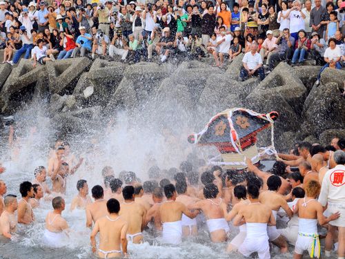 伝統ある「みなと八朔まつり」では、神輿が威勢よく海に飛び込む「お浜入り」の迫力で観客を圧倒する