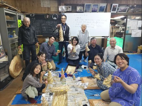 麦わらをらせん状に編んでいく蛍かご