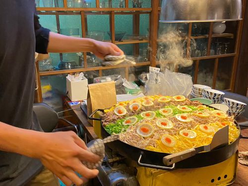 宿泊先の民泊「超民家やまね」の名物瓦そば