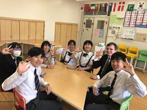 アート部英語コースのみんな。カードゲームを英語で！