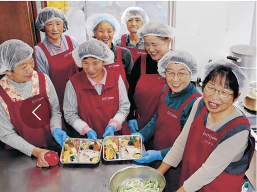 平均年齢69歳の「お姉ちゃん食堂」の皆さん。地域の美味しいものをふんだんに取り入れたお弁当は絶品😋