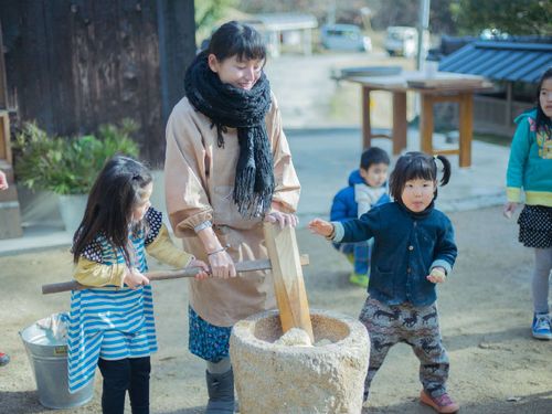 岡野さんご家族のお餅つき様子。岡山の餅は丸餅です！
