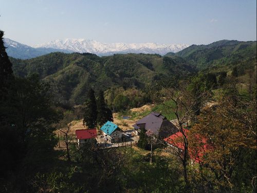 集落と飯豊連峰