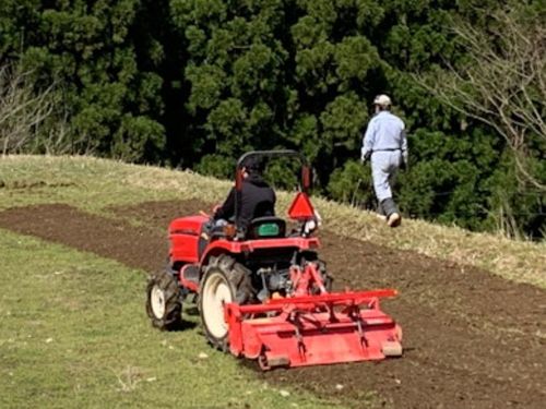 男の子は乗り物が好き！地域民を先生にトラクターオペの練習中