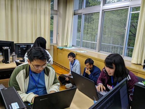 BITの学生たち。ちょっと疲れたら校庭に出たりしています。