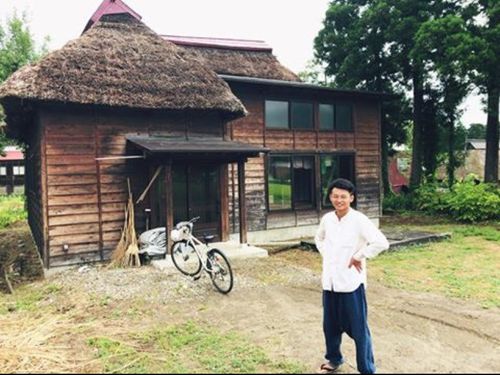 ぼくが補修しながら住むかやぶき屋根の家