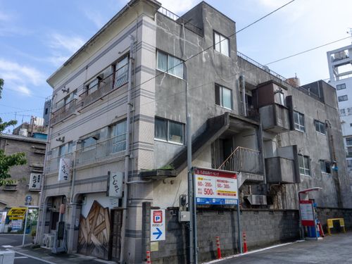 リノベーションを施した古築物件「寿し忠ビル」の外観です。