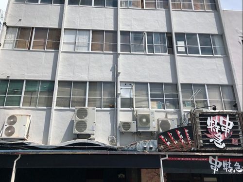 リノベーションしたのは、熱海の中心地「熱海銀座商店街」の突き当たりに面する、築65年の大舘ビルの一室です。