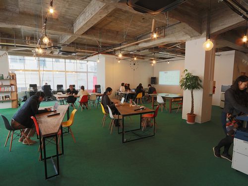 こちらはmachimoriが手がけるコワーキングスペースnaedoco。地域の起業家や曜日限定で市役所職員が仕事場として活用しています。また首都圏からワーケーションや研修として利用する方も。