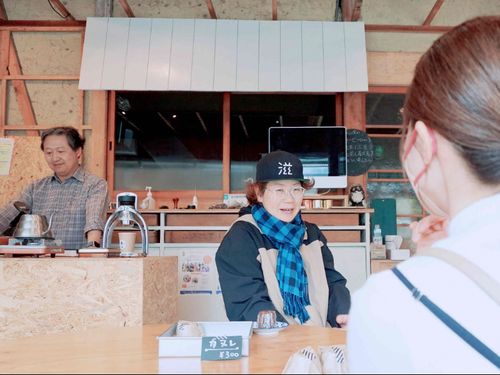 スタッフと週替わりマスター、地域の人が気軽に話せる場所