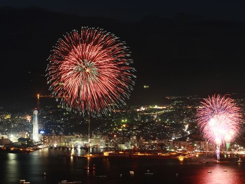 日本で唯一海峡を挟む花火大会「関門海峡花火大会」
