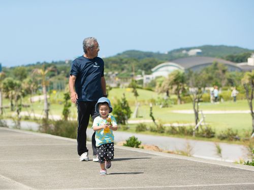 おじいちゃんと海沿いをお散歩！