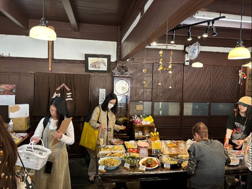 地元の方御用達のお店に立ち寄り、買い物しているときの様子