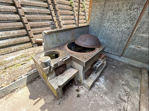 外には大きな釜戸が！