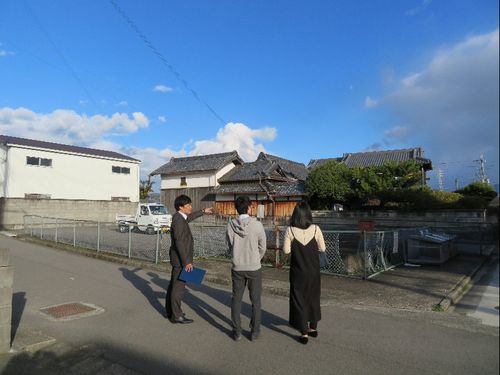 移住者希望者への空き家案内の様子🏠