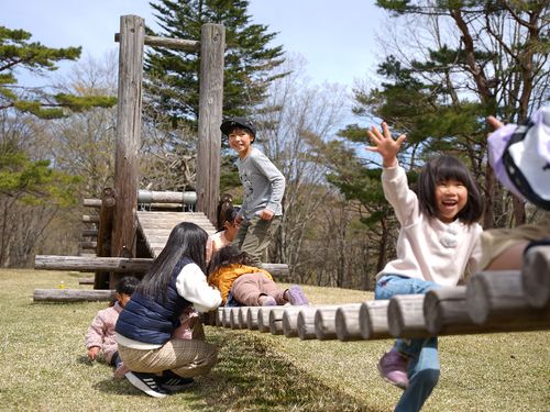キャンプ場のアスレチックで子どもたちはみんな仲良しに！
